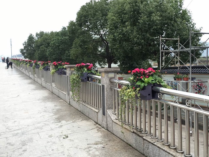 道路橋梁護(hù)欄綠化之鞍馬花盆 道路橋梁護(hù)欄綠化之鞍馬花盆