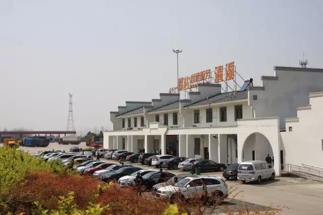 高速公路服務(wù)區(qū) 高速公路服務(wù)區(qū)