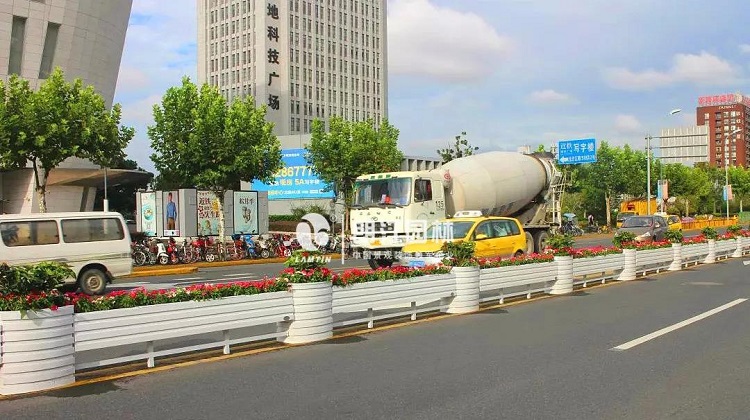 馬槽藝術(shù)花箱 馬槽藝術(shù)花箱