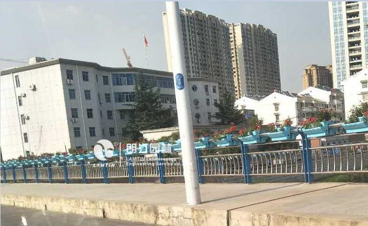 鐵藝護欄綠化花盆